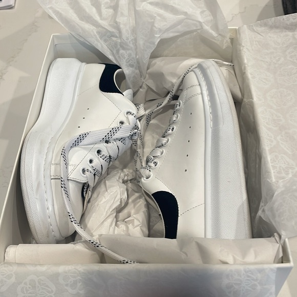 Alexander McQueen Larry Sneaker - Picture 2 of 10